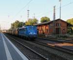 Der frühe Vogel fängt die PRESS 140 042-4 mit geschlossenen ARS-Autotransportwagen in Richtung Norden.