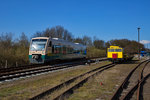 Stadler Regioshuttle fährt in Putbus an der  dortigen Dieseltankstelle und an einem SKL mit  Beiwagen vorbei.