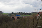 Autoleerzug von Regensburg nach Zwickau Mosel fährt gerade mit Press V 100 doppel über die Elstertalbrücke bei Jocketa. Gesehen am 13.04.2016