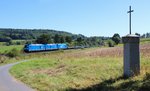 285 101, 285 102 und 253 014 der Press mit einem Schwellenzug am 25.08.16 in Lengenfeld bei Groschlattengrün.