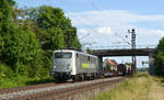 139 558 der Railadventure führte neben ihren beiden firmeneigenen Schiebewandwagen noch zwei Rungenwagen am 15.06.17 durch Thüngersheim Richtung Gemünden.