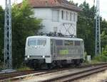 Hennigsdorf b. Berlin 8.8.2021. Lok 111 222-6 von Railadventure rangiert an den bereitstehenden Zug zur  Überführung des neuen schwedischen Triebwagenzuges  VT  (steht für Västtrafik) nach Minden. Dort sind Untersuchungen an der Klimaanalge vorgesehen. Aufnahme vom Regionalbahnsteig aus, der direkt neben der Wagenübergabe zu Bombardier (neuerdings Alstom, früher auch mal AEG bzw. LEW) liegt.