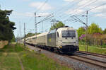 183 500 von railadventure schleppte am 08.05.22 10 firmeneigene Gepäck- und Schiebewandwagen durch Wittenberg-Labetz Richtung Falkenberg(E).