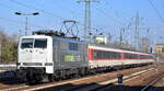 RailAdventure GmbH, München mit ihrer  111 222-6  (NVR:  91 80 6111 222-6 D-RADVE ) und dem täglichen Ukraine-Flüchtlingszug am 08.02.23 Durchfahrt Bahnhof Flughafen BER Terminal 5