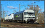 Mit mehreren Vectron im Schlepp rollt 2016 902-5 von Railadventure über die Verbindungskurve vom Bahnhof Magdeburg-Rothensee zur Elbbrücke.