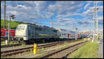 RADVE RailAdventure 111 082-4  Ukraine  beförderte am 13.07.2024 den SNCB Doppelstockwagen 50 88 8296 00 1-8 B-B und zwischen zwei Kuppelwagen (Habfis) den Velaro EGYPT Steuerwagen 8002 (93 90 0408 502-2 EG-NAT) aus Wien-Floridsdorf nordwärts. In Würzburg Hbf legte der Zug am Nachmittag eine längere Pause ein. 