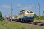 218 447 von RP Railsystems wird derzeit von Railadventure eingesetzt. Mit dem zwischen Bremswagen eingereihten Triebzug 826 003 rollt sie am 25.06.24 durch Greppin Richtung Bitterfeld.