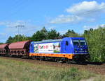 Kein halbes Jahr alt war 187 319-9 zum Zeitpunkt des Fotos und macht seit ihrem ersten Tag bei Raildox Werbung für Erfurt mit dem Motto: Erfurt lockt. Hier fährt sie mit Tads Schüttwagen durch Berlin Wuhlheide. 

Berlin 24.07.2018