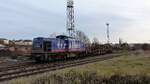 Raildox 203 126-8 ( 9280 1203 126-8 D-RDX ) beim beladen eines Holzzuges im Holzbahnhof Gera am 22.11.2022