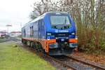 Raildox Stadler Eurodual 159 220-3 am 23.12.22 in Hanau Hafen von einer Straße aus fotogafiert