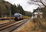 159 233 (raildox) fuhr am 04.02.22 mit einem Holzzug durch Lichtentanne nach Blankenstein.
Am Zugschluß war 293 002.