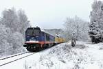 264 002 fuhr am 08.01.22 mit einem leeren Holzzug von Blankenstein nach Saalfeld. Hier ist der Zug bei Lemnitzhammer zu sehen. Am Zugschluss war 293 002.