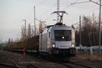 182 602-3 mit Holzzug von Rostock-Bramow nach Stendal-Niedergrne stand am 19.02.2012 noch in Hhe Stellwerk.