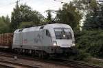 ES 64 U2-100(182 600-7)mit Holzzug von Rostock-Bramow nach Stendal-Niedergrne bei der Ausfahrt im Bahnhof Rostock-Bramow.02.09.2012