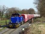 Railflex Lok 4 (275 111-3) hat soeben einen Kalkzug aus den Rheinkalk-Werken in Wüfrath-Rohdenhaus abgeholt und verlässt mit diesem nun den Bahnof Flandersbach, um durch das idyllische