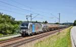 Railpool 193 817-4 fährt in Hausbach mit einem Kesselwagenzug nach Norden vorüber.Bild vom 8.6.2017