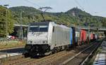 Railpool 186 457-8 durchfährt am 18.08.2018 den Bahnhof Königswinter, im Hintergrund der Drachenfels, darunter die Drachenburg