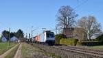 Railpool E 186 271, vermietet an Lotos Kolej, mit Containerzug in Richtung Hannover (bei Stadthagen, 27.02.19).