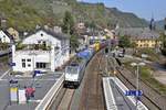 Railpool 186 295, vermietet an Lineas, mit Containerzug in Richtung Bingen (Bacharach, 16.04.19).