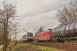 Die 187 301-7 RAILPOOL in Fahrtrichtung Stendell und die 145 026-1 RBH mit einem Kesselzug in Richtung Angermünde.