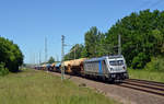 187 312 der Railpool führte am Pfingstmontag (01.06.20) einen Schwenkdachwagenzug durch Muldenstein Richtung Bitterfeld.