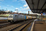 Die 185 696-2 „Marie-Chanthou“ (91 80 6185 696-2 D-Rpool) der Railpool fährt am 16.12.2020 mit einem Zuckerzug (VTG Trichtermittenentladewagen) durch den Bahnhof Betzdorf (Sieg) in