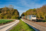 186 424 mit einem gemischten Güterzug bei Mörlbach Richtung Ansbach, 26.10.2019