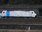 Die Elektrolokomotive 186 110-3 war Anfang April 2021 bei Remagen zu sehen.