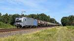 Railpool 193 086, vermietet an TX Logistik, mit Kesselwagenzug in Richtung Hannover (Rohrsen, 02.08.2022).