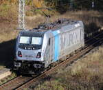 187 307-4 als Leerfahrt nach Rostock-Seehafen bei der Durchfahrt in Rostock-Kassebohm.05.11.2022