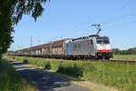 Railpool 186 497, vermietet an Lineas, mit Volvo-Logistikzug DGS 46257 Hallsberg RB - Gent Zeehaven (bei Lembruch, 03.06.2023).