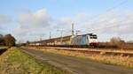 Railpool 186 451, vermietet an Lineas, mit Volvo-Logistikzug DGS 46257 Hallsberg RB - Gent Zeehaven (Diepholz, 01.02.2024).