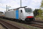 Railpool 186 447 mit leeren Containertragwagen Richtung Abzweig Brücke, am 05.04.2024 in Magdeburg-Neustadt.