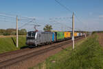 Railpool 193 155-9 (unterwegs für TX Logistik) mit einem bunten KLV-Zug am 01.05.2024 auf dem Weg in Richtung Berlin. Ziel des Zuges ist wahrscheinlich Verona in Italien. Ein Vectron mit drei Stromabnehmern scheint eine neue Version zu sein, ich dachte erst, dass einer fehlt, aber das ist bei dieser Serie wohl normal so. Auch das obere Spitzenlicht unterscheidet sich von früheren Varianten. 