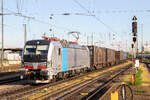 Die Br 193 146 von Railpool, vermietet an SBB Cargo International, zieht einen Gterzug durch Basel Badischer Bahnhof Richtung Basel RB.