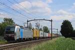 KRE 193 145 zieht am 5 Juni 2024 ein Containerzug durch Hulten und wirds vom offenbarer Weg fotografiert.