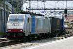 Die Br 186 499 von Railpool mit einem Güterzug am 17.6.24 bei der Einfahrt in den Bahnhof Spiez.