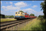 In der Farbgebung zweier Bahn Epochen war am 22.6.2024 die 151129-4 au der Rollbahn unterwegs. Um 16.08 Uhr kam die Lokomotive mit einem gemischten Güterzug in Richtung Münster fahrend durch Hasbergen.