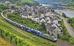 Am 25.07.2024 zieht die von Railpool an Lineas vermietete 186 294-5 einen langen Autozug durch Neef an der Mosel.