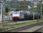 D-Railpool - Lok 91 80 6 186 452-9 mit Güterzug unterwegs in Pratteln am 2024.10.02 ... Standort des Fotografen ausserhalb der Geleise auf der Strasse