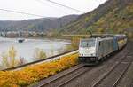 Die LINEAS-186 456-0 befördert am 16.11.2024 einen beachtlich langen Zug bei Boppard in Richtung Norden