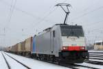 186 101 mit einem Gterzug beim Halt in MOR. Aufgenommen am 27. Mrz 2013. Fotostelle ist ffentlich zugnglich.