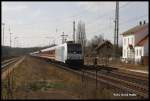 Railpool 185691 fährt am 13.3.2013 um 14.38 Uhr mit sechzehn Wagen Euroexpress durch den Bahnhof Hasbergen.