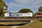 193 813-3 fährt mit einem Autozug auf die Isarbrücke in Plattling.Bild 13.9.2015