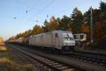 BR 185 Railpool am Stellwerk Bnt in Biesenthal.27.10.2015 (Standort nicht im Gleisbereich)