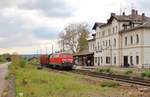 218 381-2 (RP Railsystems) fuhr am 03.05.19 mit einem leeren Holzwaggon durch Pößneck oberer Bahnhof nach Gera.