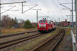 RAILSYSTEMS RP GMBH Lok 218 319 mit zwei Loks zur Abstellung in Mukran durchfährt den Bahnhof Lietzow.