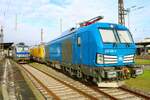 PRESS Siemens Vectron DualMode 248 105-9 und Railsystems RP 248 002-8 abgestellt in Hanau Hbf Südseite am 04.02.23 vom Bahnsteig aus fotografiert