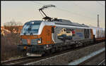 Railsystems RP 248 001 fuhr am 23.02.2024 mit Schnittholz aus Kaufering kommend nordwärts durch Marktbreit.