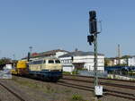 Railsystem RP, 218 447-1 ( 9280 1218 447-1 D-RPRS ) mit einem Bauzug in Gera am 30.4.2024 Standort Bahnsteig 3